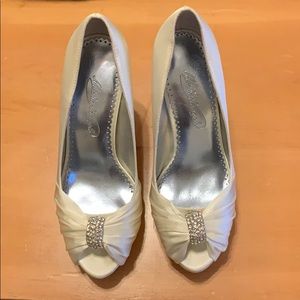 Michaelangelo Ivory Wedding Heels, Size 6